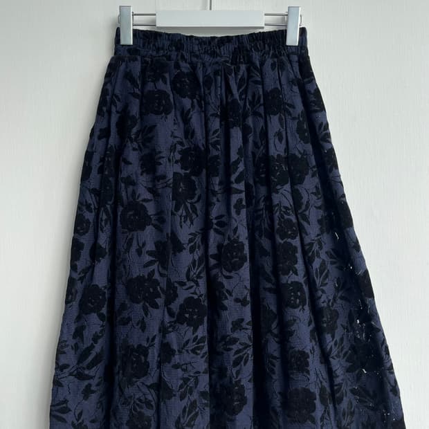 블랙 벨벳 플라워 스커트