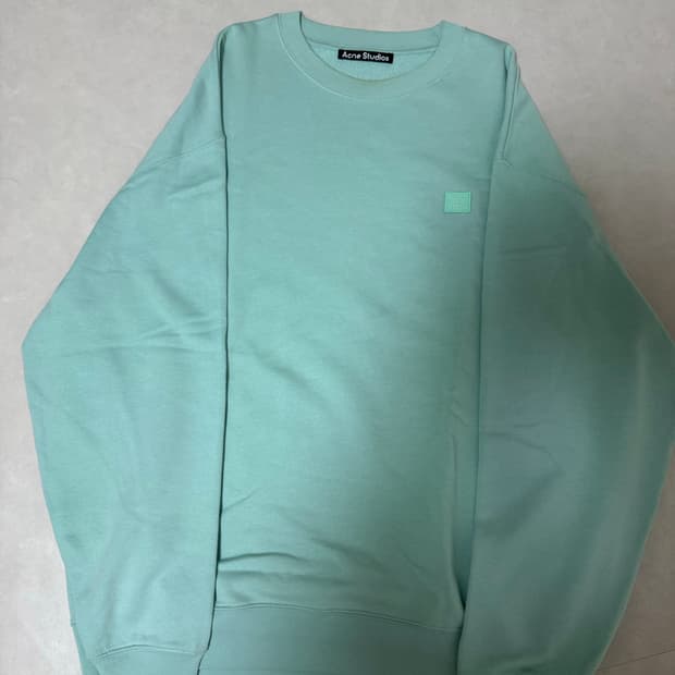 아크네 민트 맨투맨