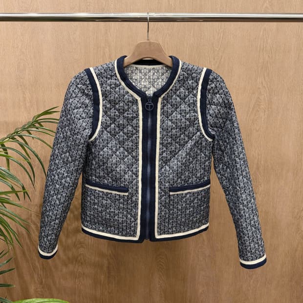 토리버치 리버시블 퀄팅 숏패딩 체인 패턴 더블 포켓 디테일 네이비