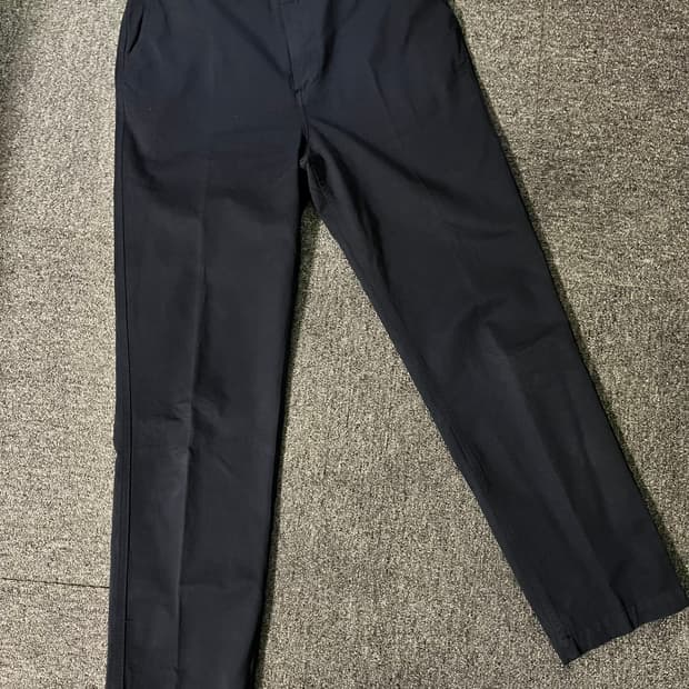 Drake’s 베이직 치노 플랫 프론츠 팬츠 네이비