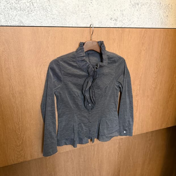 빈티지 스트라이프 블라우스 러플 하이넥 디테일 슬림핏 차콜