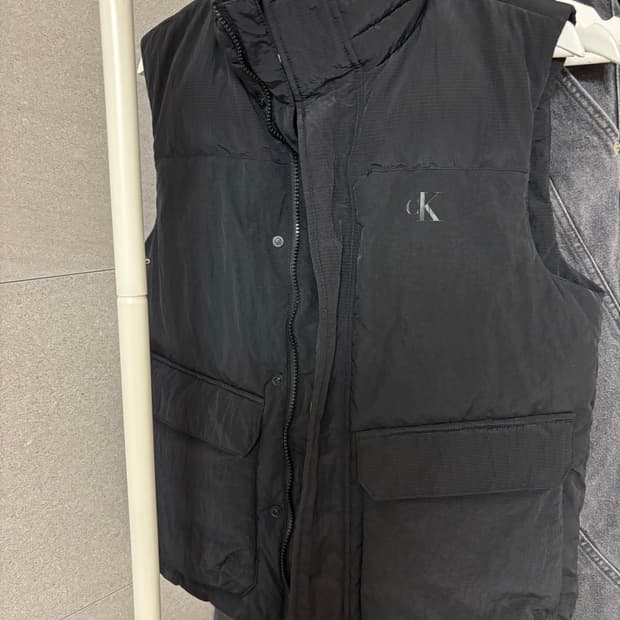 ck 캘빈클라인 패딩조끼 블랙