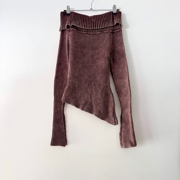 Off shoulder unbalanced knit / red