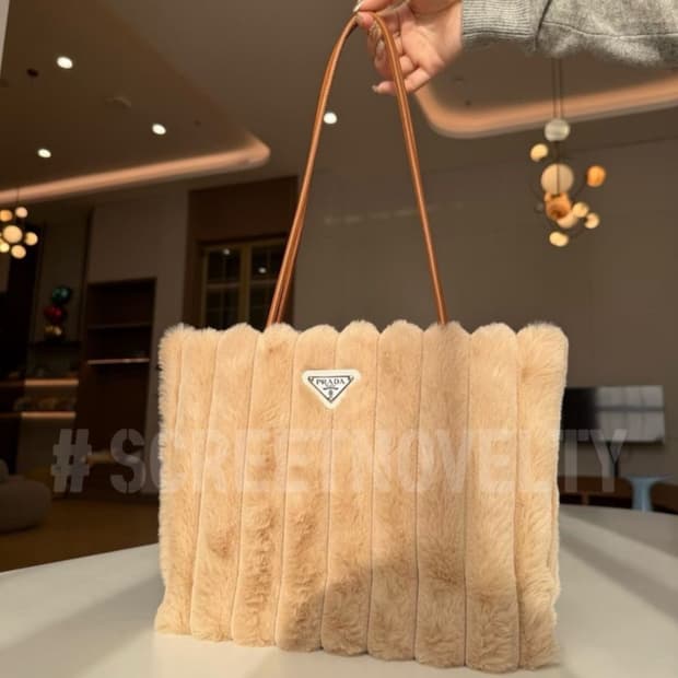 프라다뷰티 퍼 숄더백 브라운 VIP 기프트백