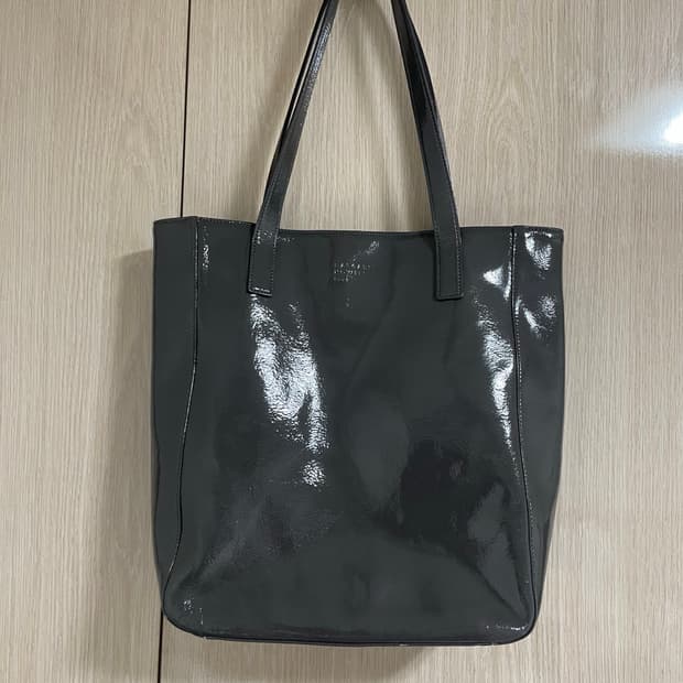 마가렛호웰 에나멜 숄더백