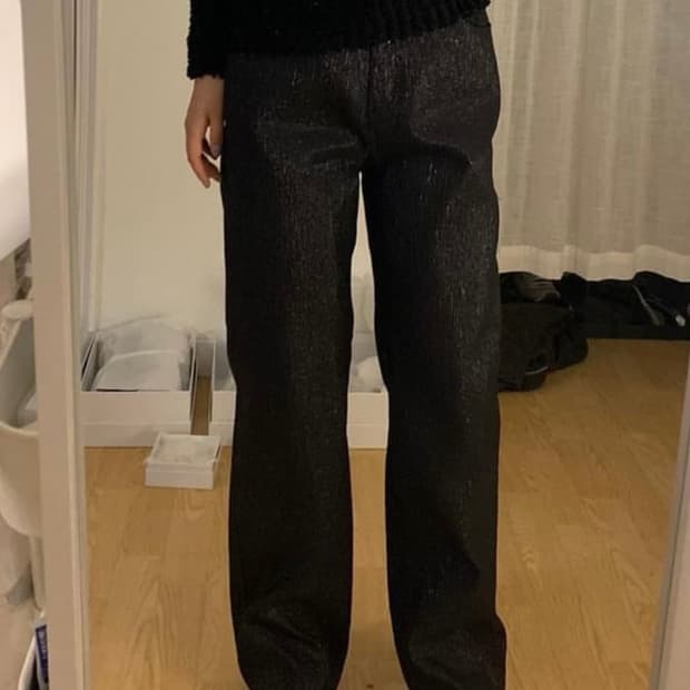 코스모스 엠보싱 텍스쳐 스트레이트 팬츠 블랙