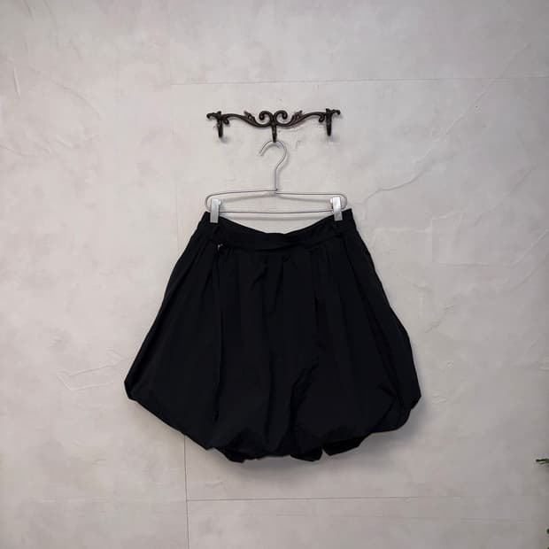 G-cut black belted balloon midi skirt