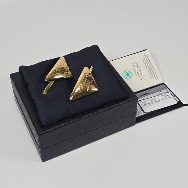 프라다 트라이앵글 로고 헤어클립