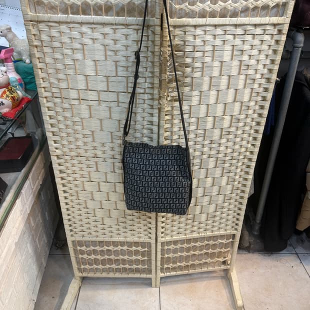 정품 펜디 주카 크로스백 팝니다