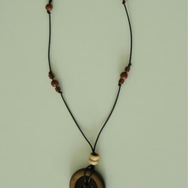 ๐งท Button Necklace