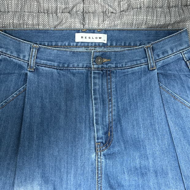 비슬로우 딥원턱 데님 라이트워시