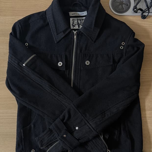 ROUGH LAYERED CUT TRUCKER BLACK 1