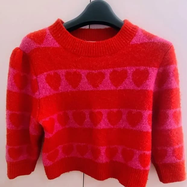  하트 패턴이 돋보이는 Zara 레드 크롭 니트