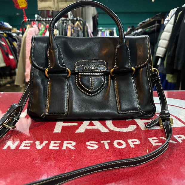 프라다 탑핸들 가죽 크로스백