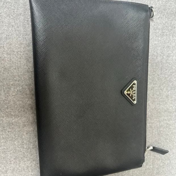 프라다 블랙 사피아노 클러치 백