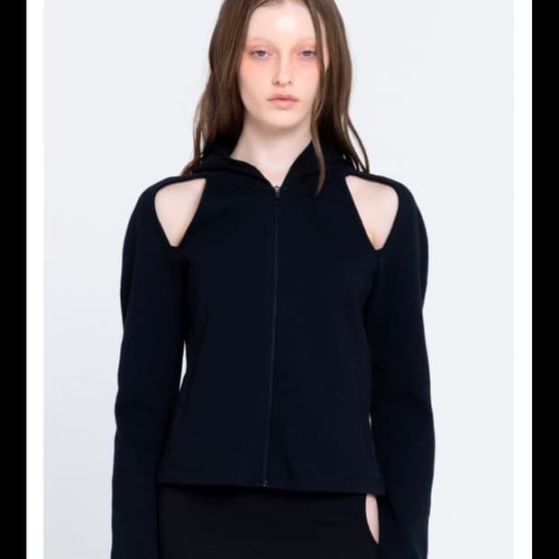 페인츄얼 컷아웃 후디 블랙