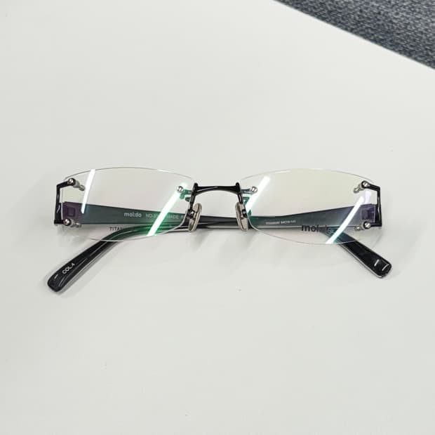 긱시크 블랙 사각 티타늄 무테 안경