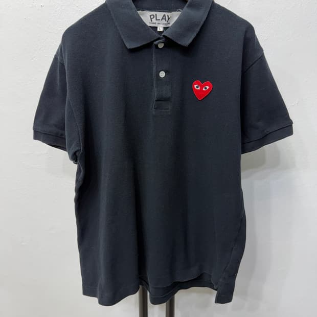매장판정품) 꼼데가르송 여성 하트 블랙 반팔 폴로티 L 