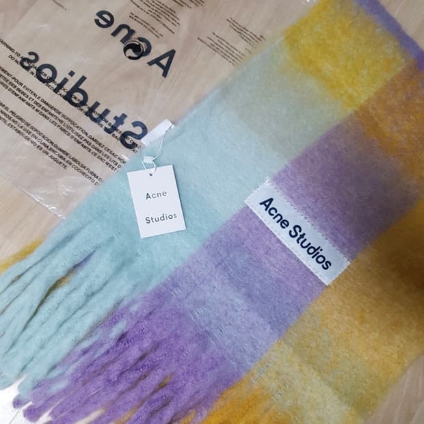 아크네그튜디오 머플러 미착용