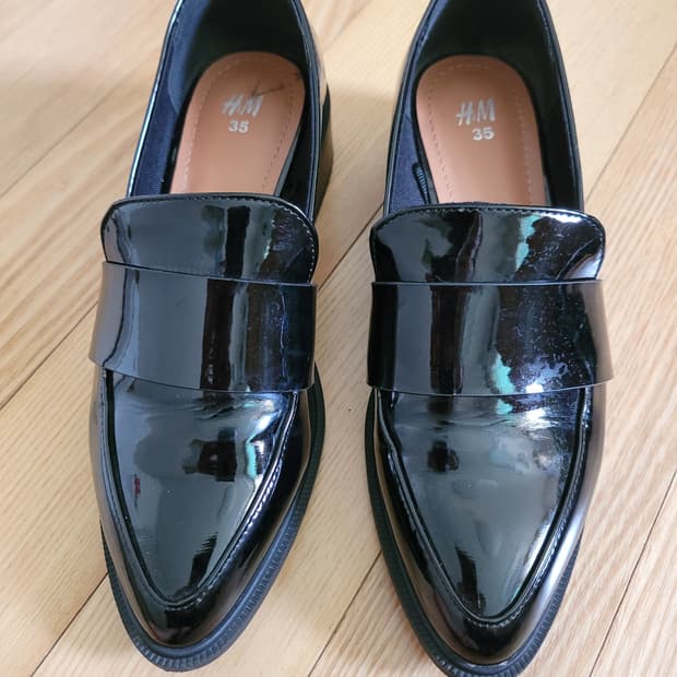 H&M 블랙 페이턴트 로퍼 35