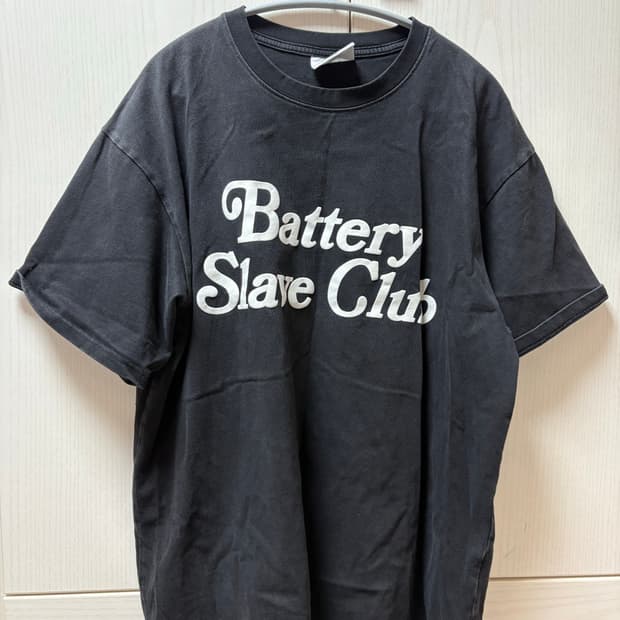 extraordinary Battery Slave Club 검정 반팔티 