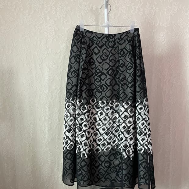     빈티지 모노톤 패턴 쉬폰 롱스커트