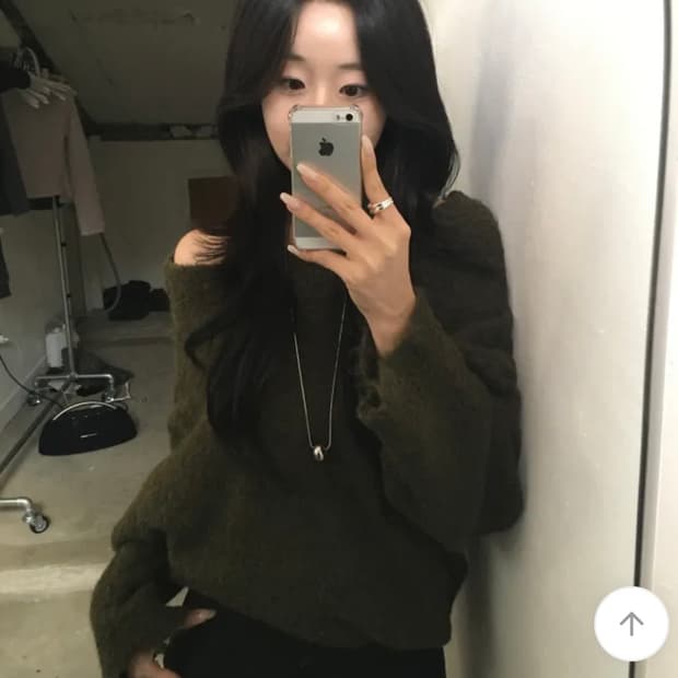 오프숄더 니트