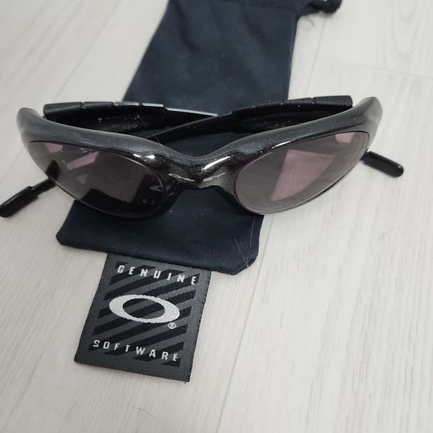 오클리 아이자켓 2.0 메탈릭 블랙 빈티지