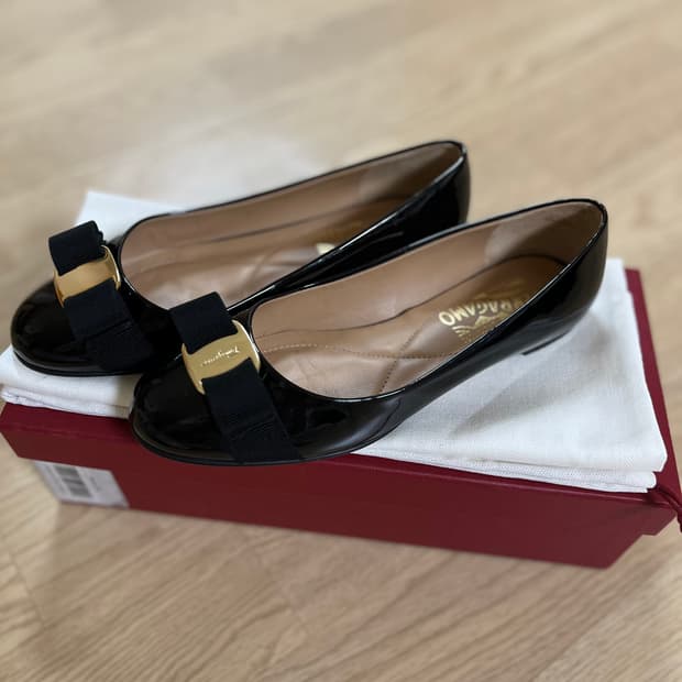 페라가모 바리나 플랫슈즈 블랙 230 유광