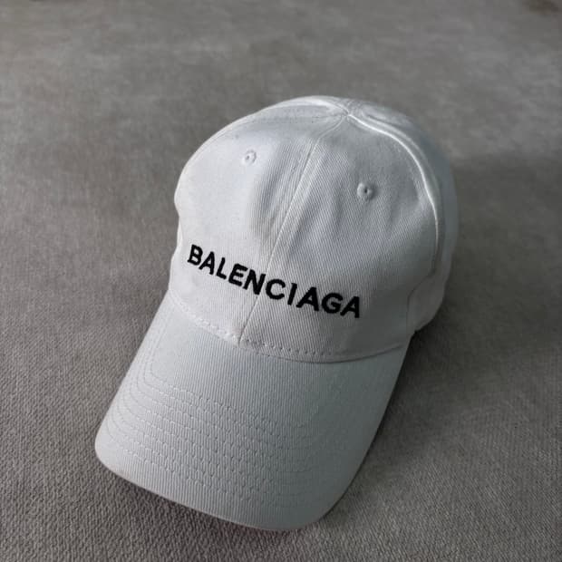 발렌시아가 화이트 자수 볼캡  