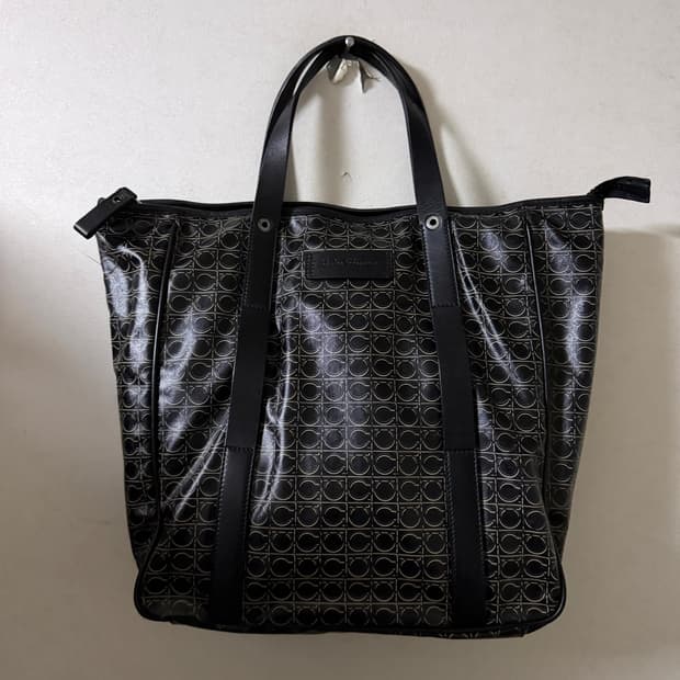 살바토레 페라가모 간치니 패턴 PVC 남성 토트백