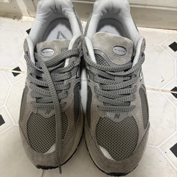 뉴발란스 2002R 그레이