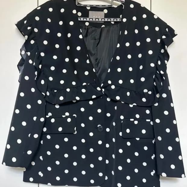 EVO 블랙 도트 프릴 자켓