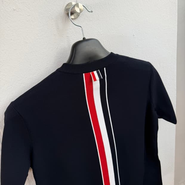 톰 브라운 센터 백 스트라이프 티 