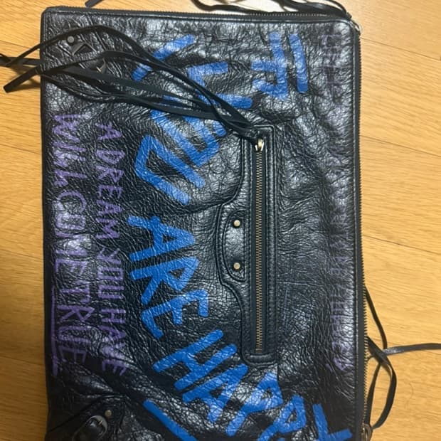 발렌시아가 그래피티 클러치