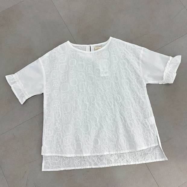 North Object de Petit 도트 자수 반팔 블라우스