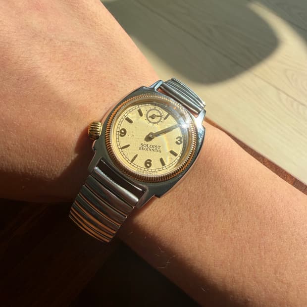 soloist x vague watch 32mm 베이지 색상