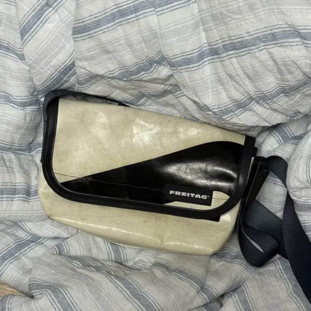 프라이탁 하파오 하이파이브오 검흰 아이보리