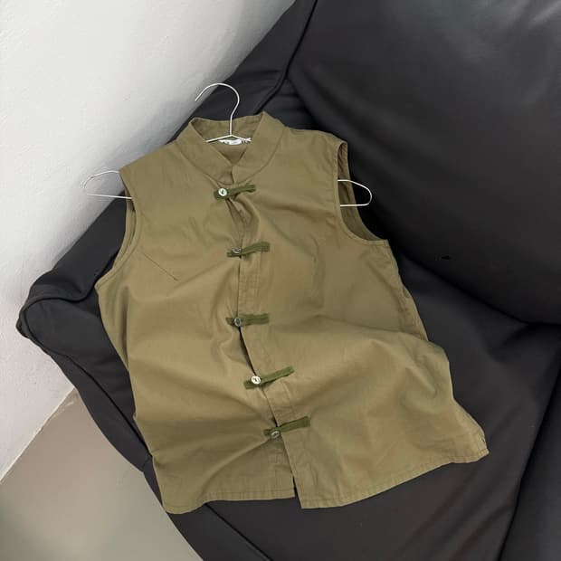 카키 토글 베스트 Khaki Toggle Vest