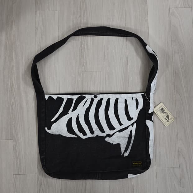 캐피탈 본 크로스백