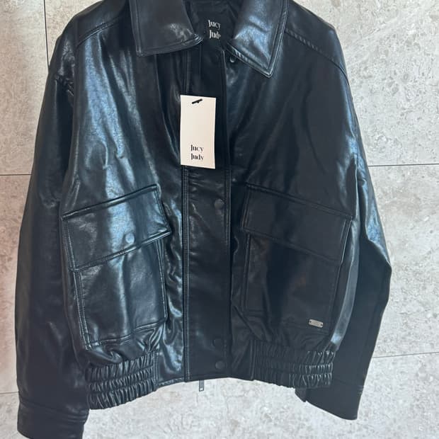 (새상품) 쥬시쥬디 레더 라이크 봄버 오버핏자켓