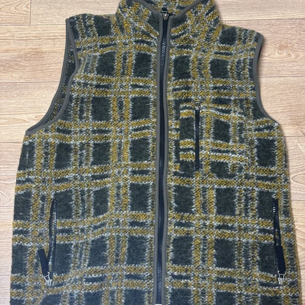 유니버셜 웍스 후리스 베스트