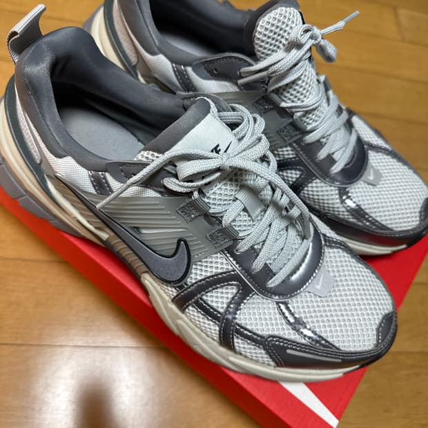 나이키 v2k run 그레이