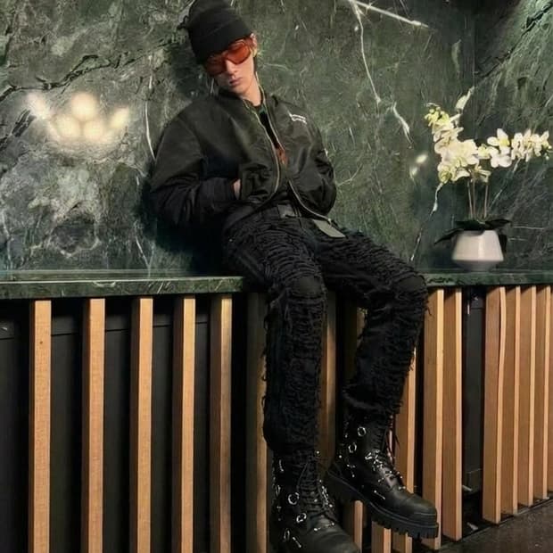 99% is 바조우 / 벨크로 사이드 립피드 왁시드 디스트로이드 데님팬츠