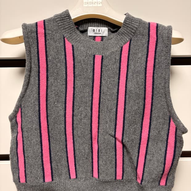o!oi 컬렉션 그레이 핑크 스트라이프 니트 조끼