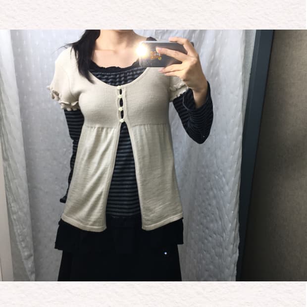 베이지 프릴 반소매 니트