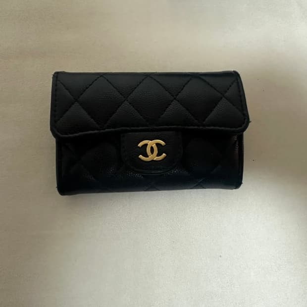 샤넬 클래식 카드 홀더 그레인드 카프스킨 & 골드 메탈 네이비