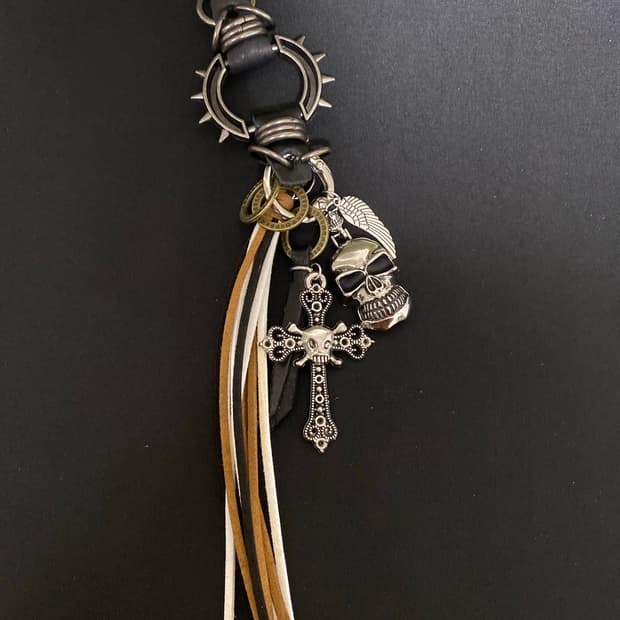 고딕 스컬 & 크로스 테슬 키링