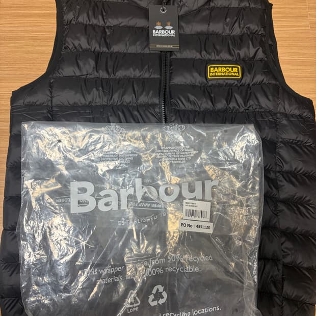 바버 인터내셔널 패딩베스트 새상품 판매합니다.