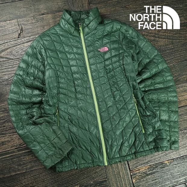 [노스페이스] 로고 자수 경량 패딩 카키 M19786